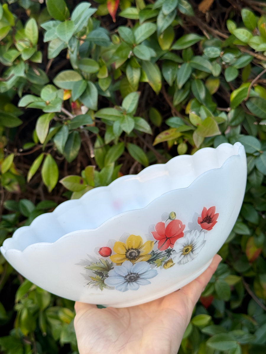 Insalatiera in vetro opalino Arcopal France con decoro floreale vintage