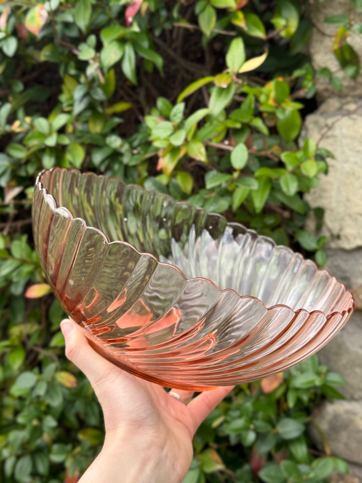 Insalatiera vintage Arcoroc in vetro rosa con lavorazione swirl