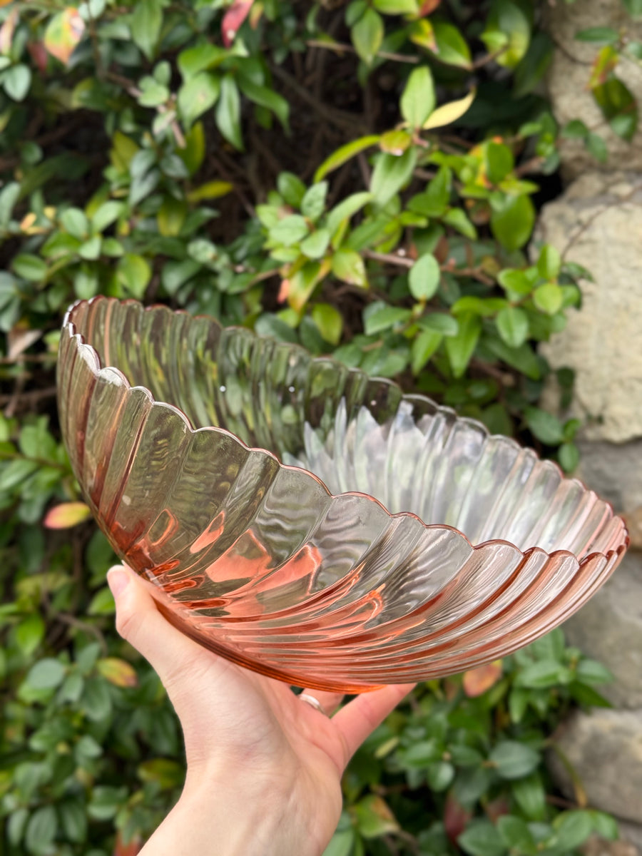 Insalatiera vintage Arcoroc in vetro rosa con lavorazione swirl