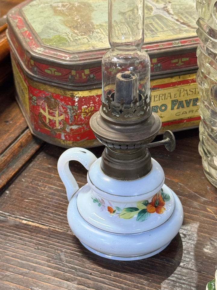 Lampada ad olio vintage in vetro opalino bianco con decorazione floreale e canna in vetro