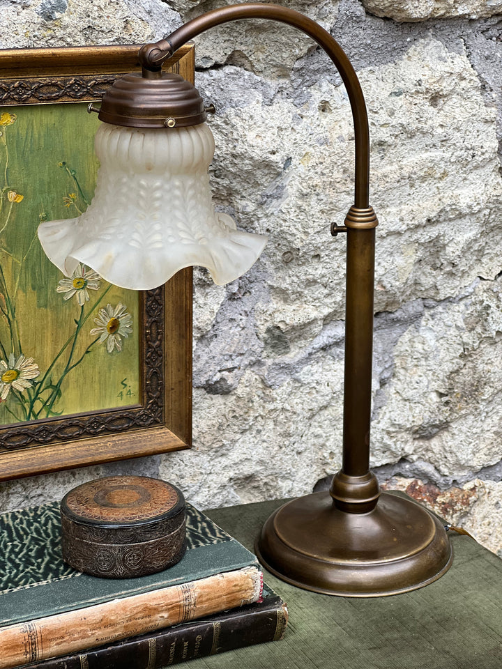 Lampada da tavolo vintage in ottone con paralume in vetro satinato e asta regolabile