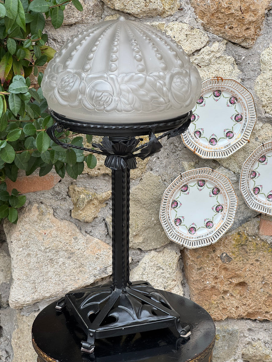 Lampada da tavolo vintage Art Déco in ferro battuto con diffusore in vetro satinato decorato a rose