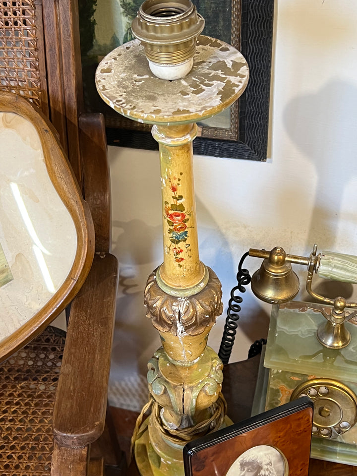 Lampada da tavolo in legno dipinto con decori floreali e dettagli dorati.&nbsp;  Probabilmente era originariamente un candelabro.  Misure 15 cm base, 64 cm altezza&nbsp;