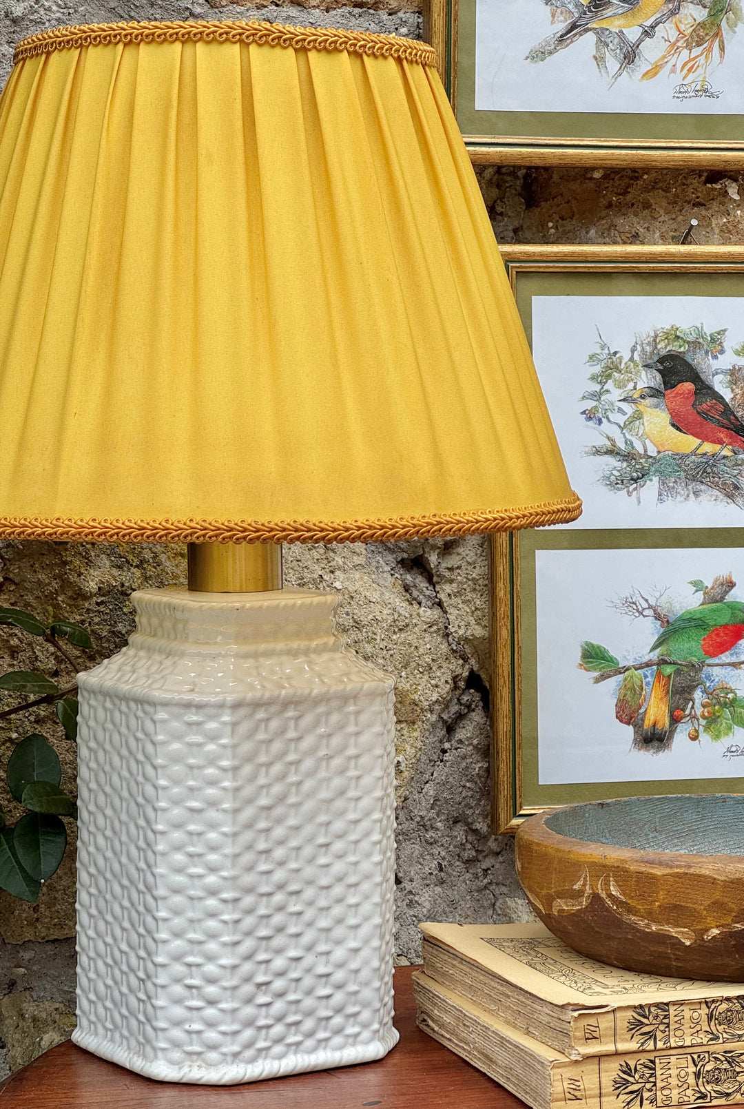 Lampada da tavolo vintage in ceramica bianca con lavorazione effetto intrecciato e paralume plissettato senape