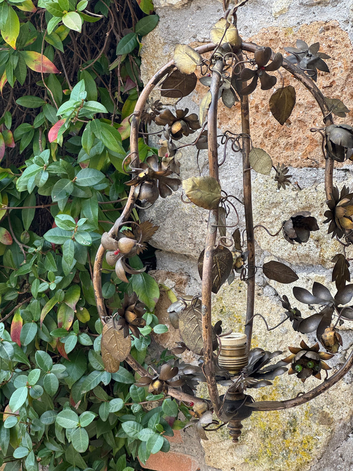Lampadario vintage a sospensione in ferro dorato con decorazioni floreali e struttura a gabbia