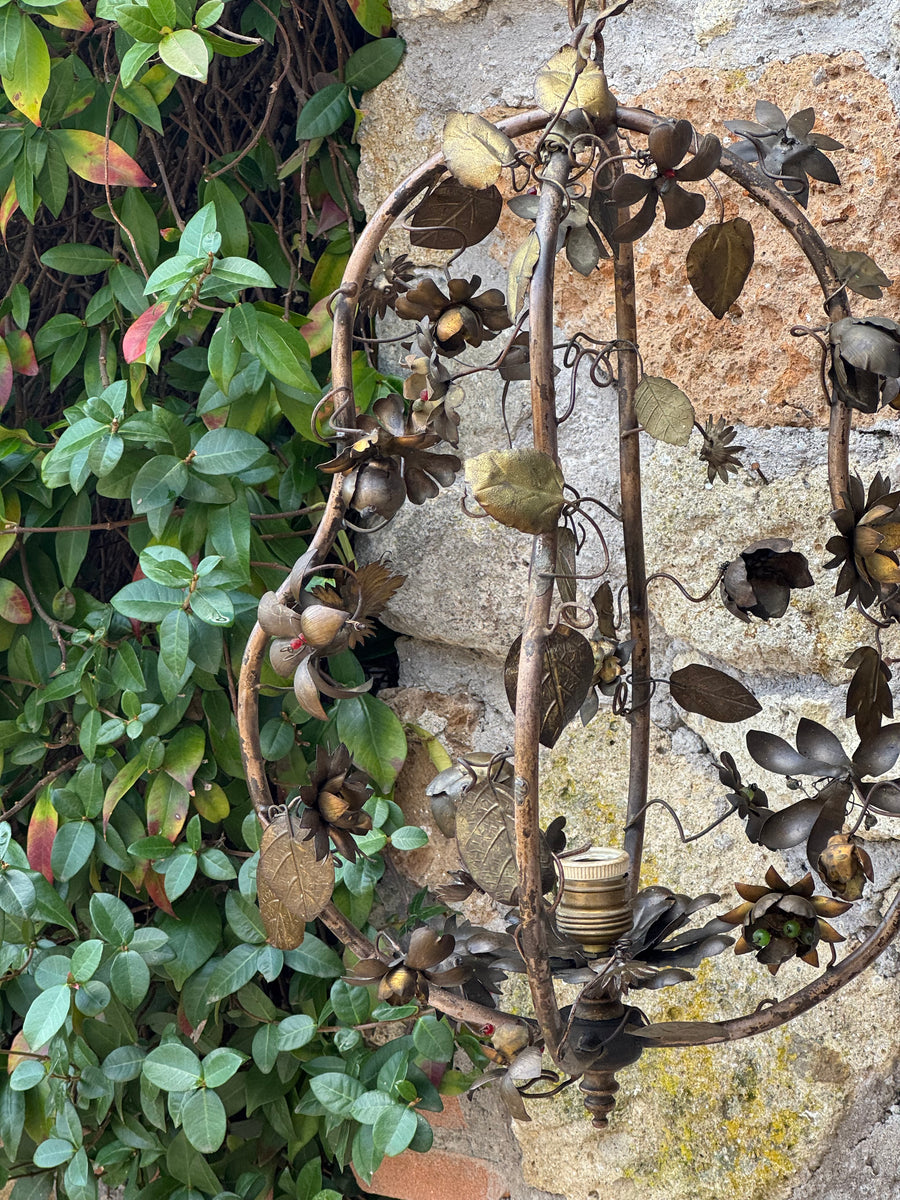 Lampadario vintage a sospensione in ferro dorato con decorazioni floreali e struttura a gabbia