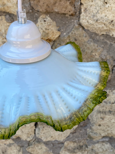 Lampadario a fazzoletto in vetro opalino con bordo verde vintage 