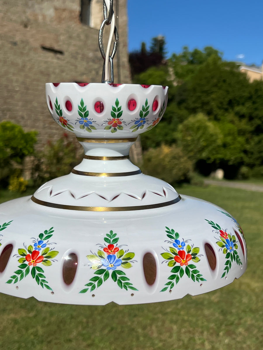 Lampadario vintage mid-century ad una luce, in vetro di Boemia, dipinto con bellissimo decoro floreale. Esternamente il vetro è incaricato bianco l'attimo mentre all'interno è di un colore rosa scuro con lavorazione cut to clear.  Diametro 29 cm Altezza 74 cm&nbsp;