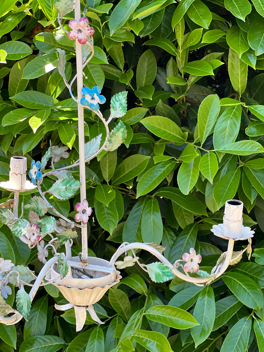 Lampadario a tre braccia in metallo bianco con delicato decoro floreale sui toni del rosa e del blu.&nbsp;  Dal carattere vissuto ma sempre attuale, è il lampadario perfetto per illuminare con grazia qualsiasi ambiente.  Misure 46x46x65h cm&nbsp;