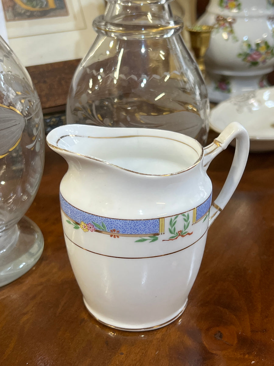 Lattiera in porcellana realizzata dal celebre marchio inglese Royal Albert con decoro "Orient" caratterizzato da motivi floreali e dettagli dorati e azzurri.

Un pezzo intramontabile che unisce funzionalità e bellezza, ideale per collezionisti e appassionati di stile classico.

Misure 12x9x11 cm