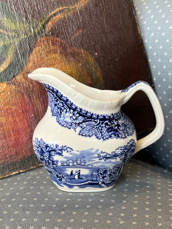 Deliziosa Lattiera in ceramica Mason's con motivo "Vista" sui toni del blu. Un incantevole pezzo di manifattura inglese, dalle linee sinuose e perfetta da utilizzare ed abbellire la tavola.

Misure 11x7,5x9,5 cm