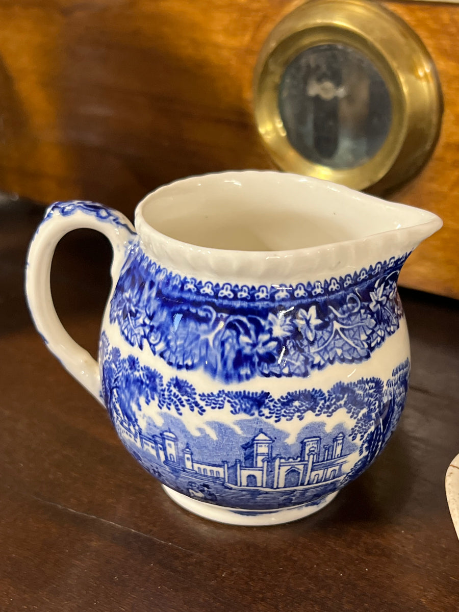 Deliziosa Lattiera in ceramica Mason's con motivo "Vista" sui toni del blu. Un incantevole pezzo di manifattura inglese, dalle linee sinuose e perfetta da utilizzare ed abbellire la tavola.

Misure 10x8x7