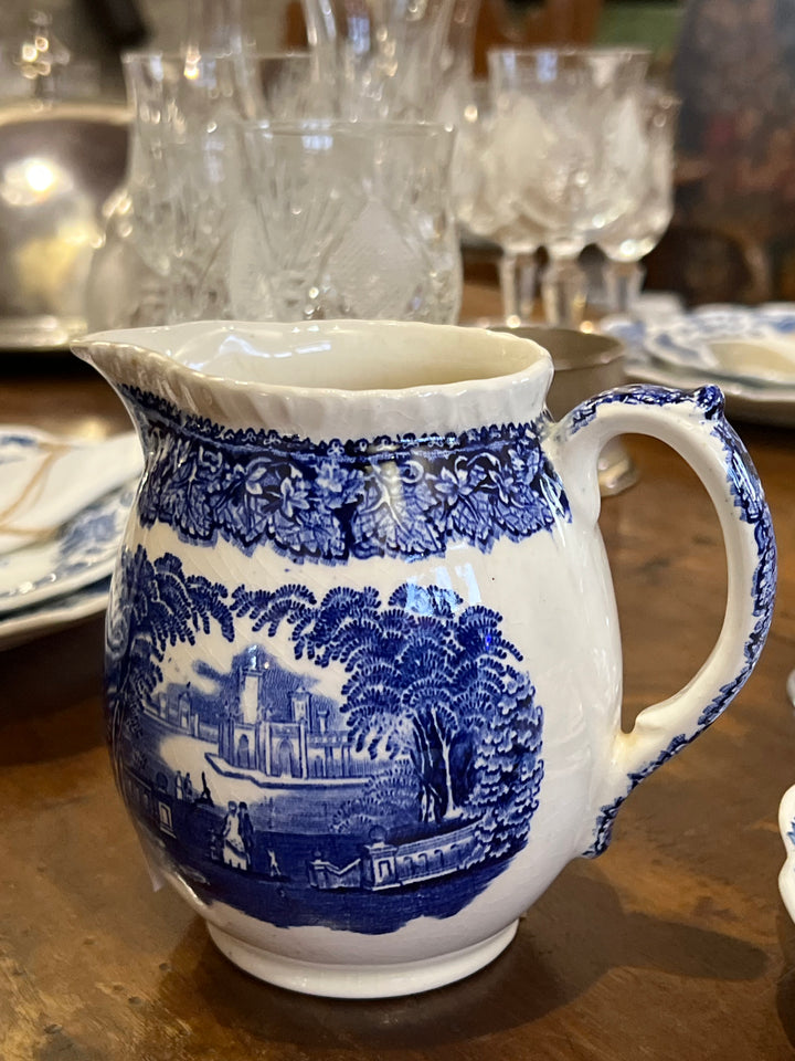 Lattiera in ceramica realizzata alla rinomata manifattura Mason's con decoro blu "Vista". La scena pastorale rappresentata, arricchita da dettagli architettonici e naturali, evoca un'atmosfera raffinata e romantica, tipica dell'epoca.

Misure 14x9,5x12h cm&nbsp;

Un oggetto ideale per collezionisti di ceramica inglese o per aggiungere un tocco classico alla tavola o all'arredamento.
