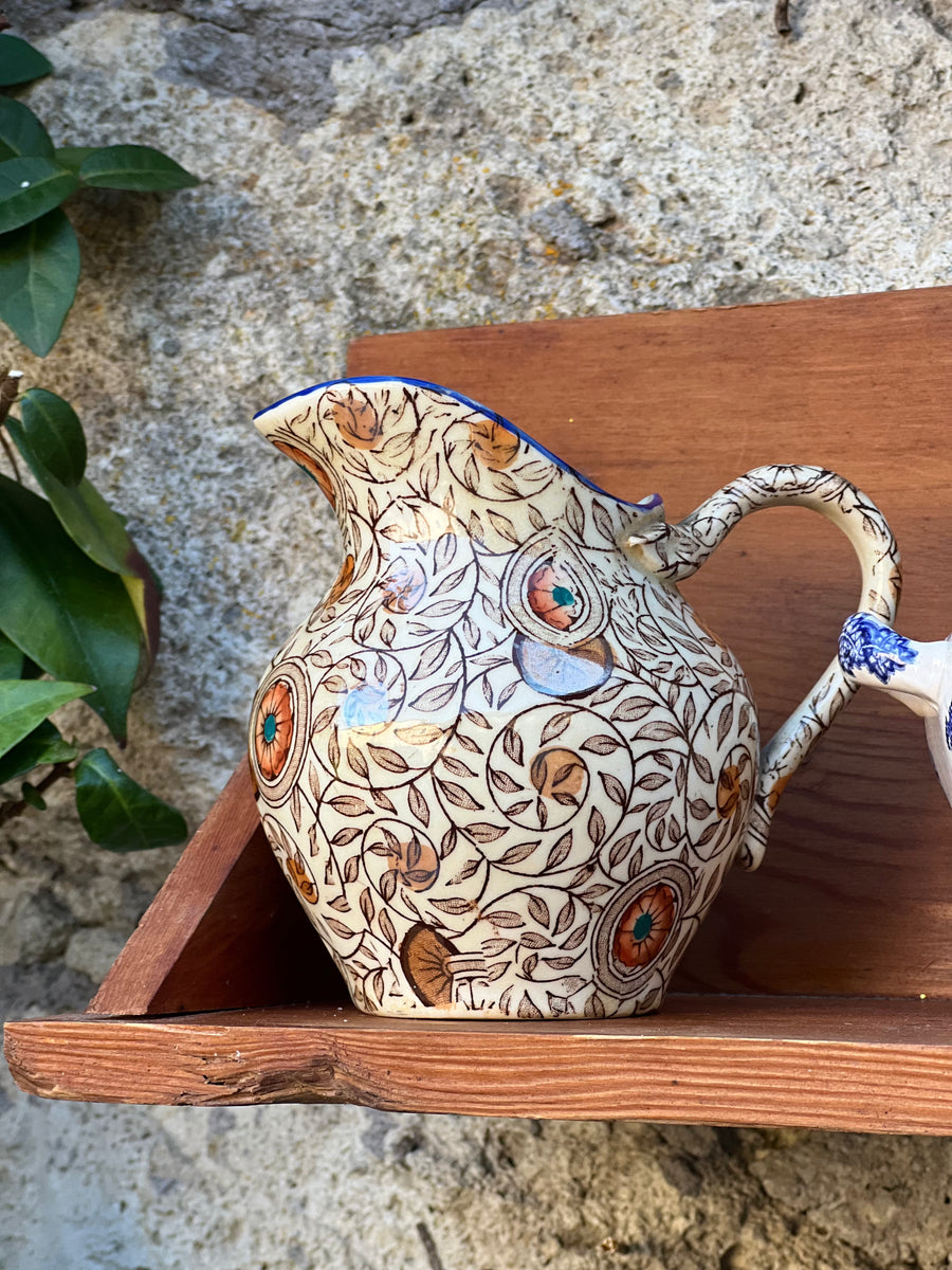 Lattiera in ceramica decorata con motivo floreale e bordo blu