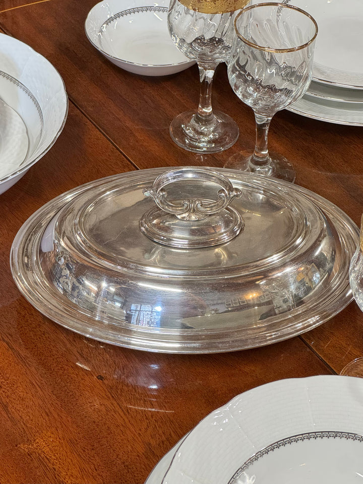 Legumiera ovale vintage in silverplate con coperchio bombato e pomolo decorativo ad anello.