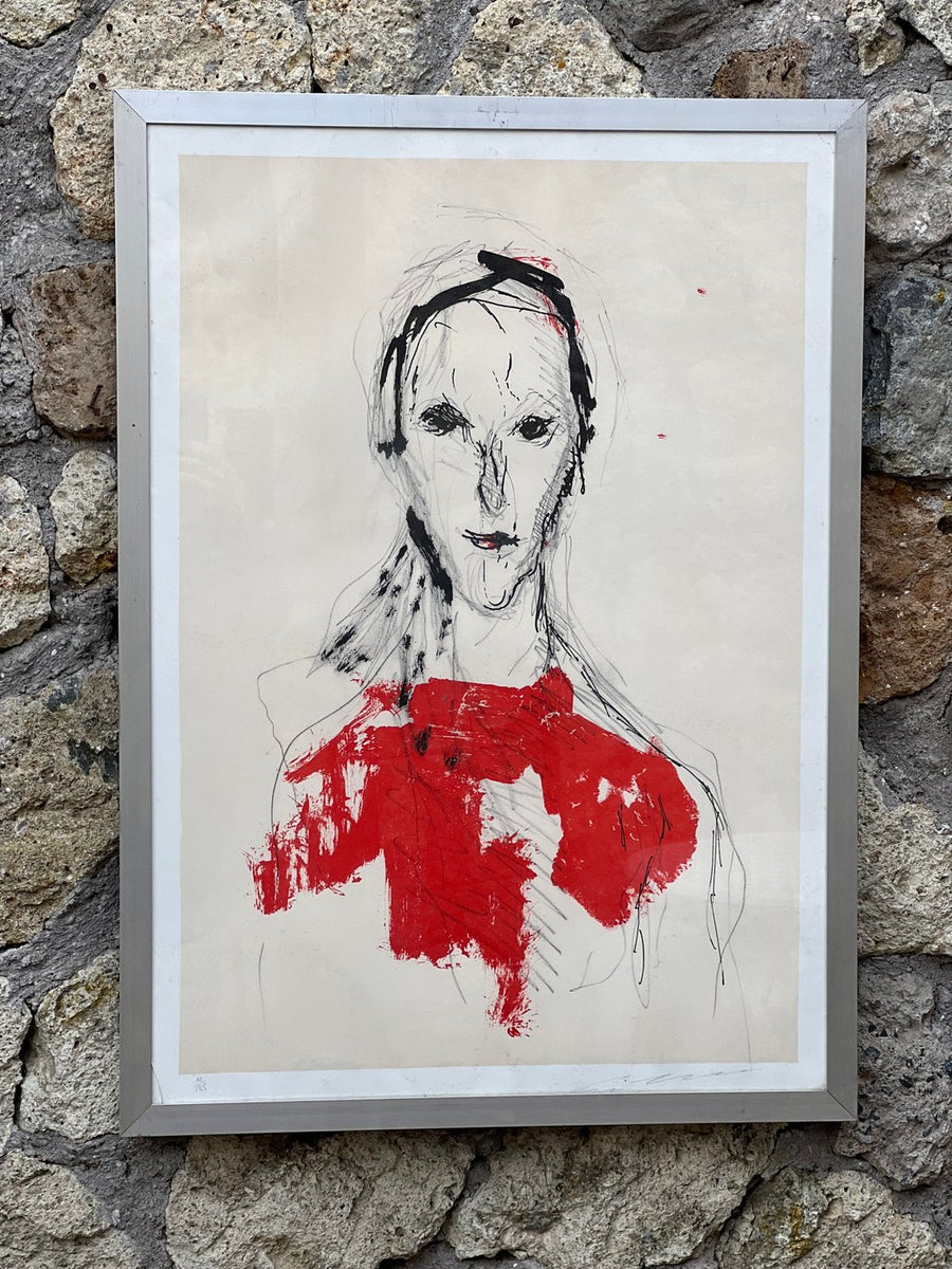 Litografia su carta, firmata Ernesto Treccani e numerata 60/125, raffigurante un ritratto stilizzato ed espressivo dai forti tratti grafici. I colori predominanti, nero e un rosso vivido, conferiscono all'opera un impatto emotivo immediato e una decisa presenza scenica.&nbsp;

Misure 53x73 cm

Questa litografia, dal tratto graffiante e al tempo stesso poetico, è perfetta per ambienti moderni, minimalisti o per chi ama collezionare opere d’arte contemporanea con forte personalità.