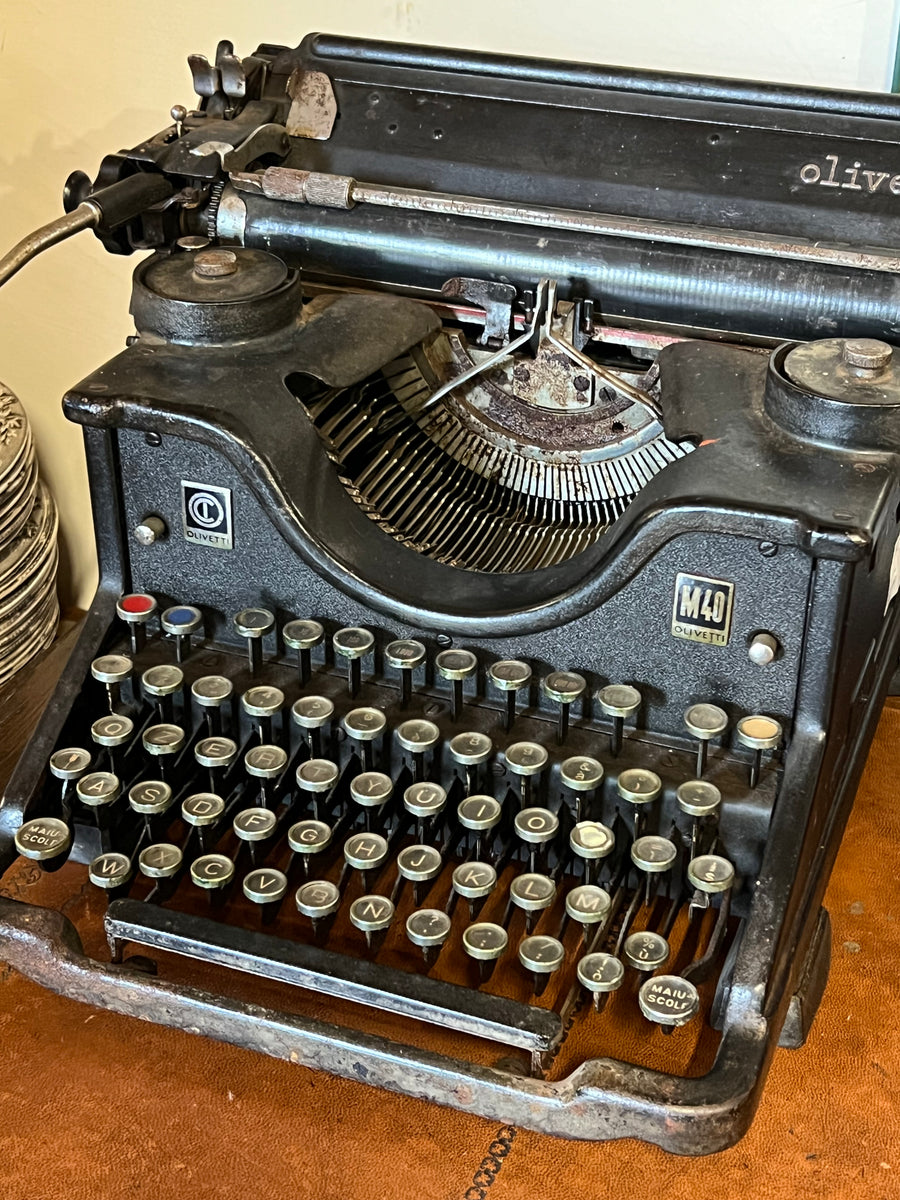 Iconica Macchina da scrivere Olivetti M40 del 1941, Matricola 252429.

Perfetta per essere utilizzata o come oggetto decorativo all'interno di un'ambiente.

I tasti sono bloccati per questo non viene garantito il corretto funzionamento.

Misure 10x41x25 cm peso 15 kg