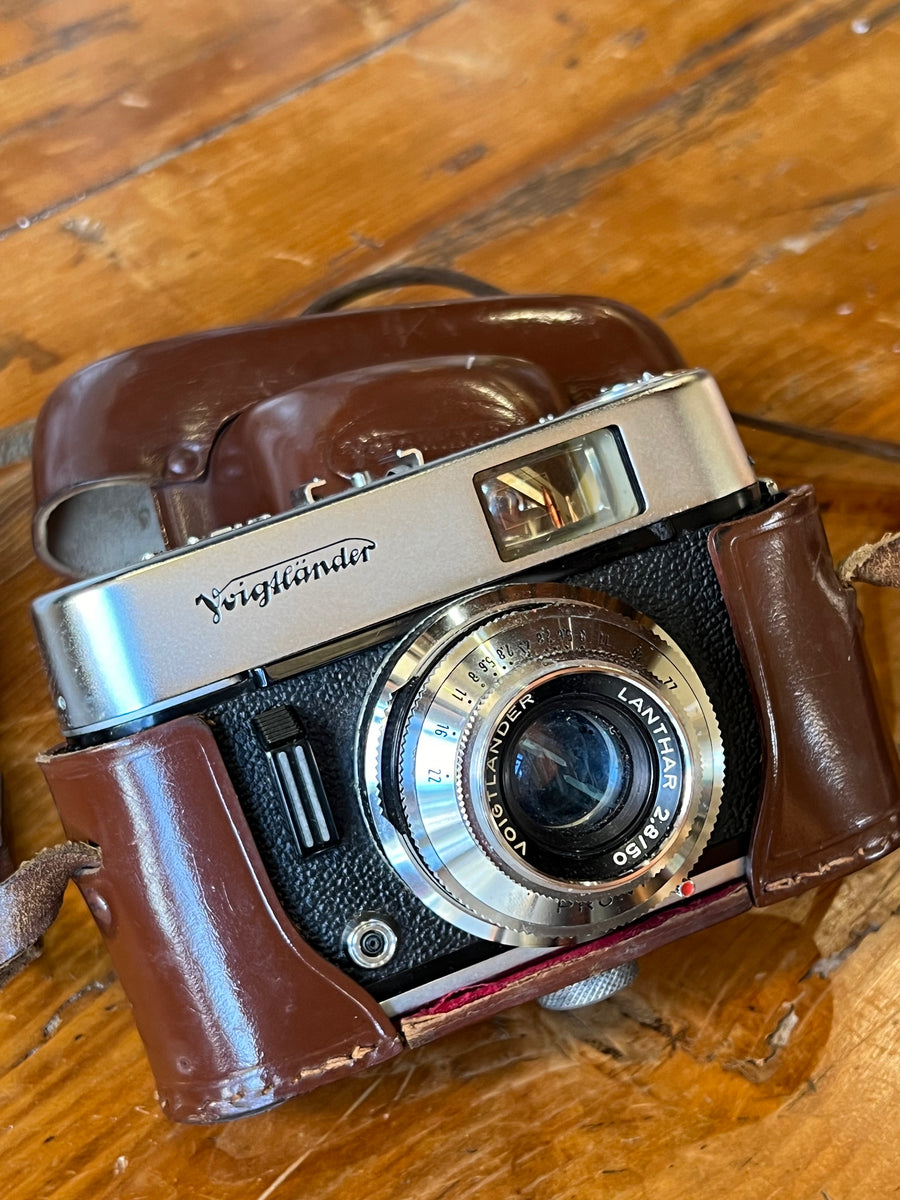 Esplora il fascino della fotografia analogica con questa splendida macchina fotografica Voigtländer modello Vito C completa di custodia. Un pezzo di storia della fotografia, ideale per appassionati e collezionisti.

Misure 15x6x11 cm&nbsp;