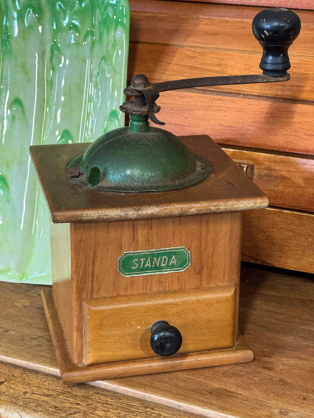 Macina caffè manuale vintage in legno con manovella in metallo