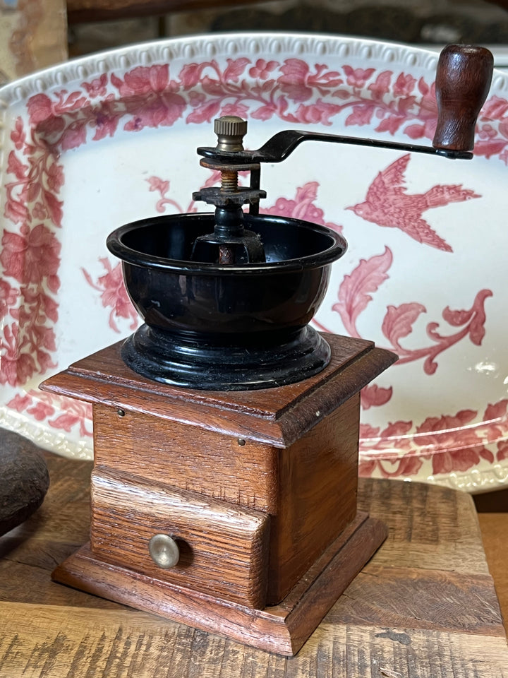 Macinacaffè vintage in legno con manovella in metallo nero e pomello in legno