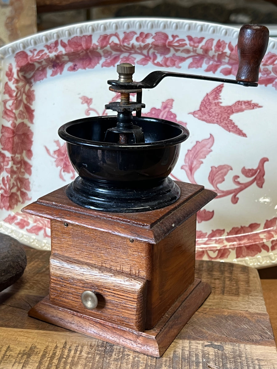 Macinacaffè vintage in legno con manovella in metallo nero e pomello in legno