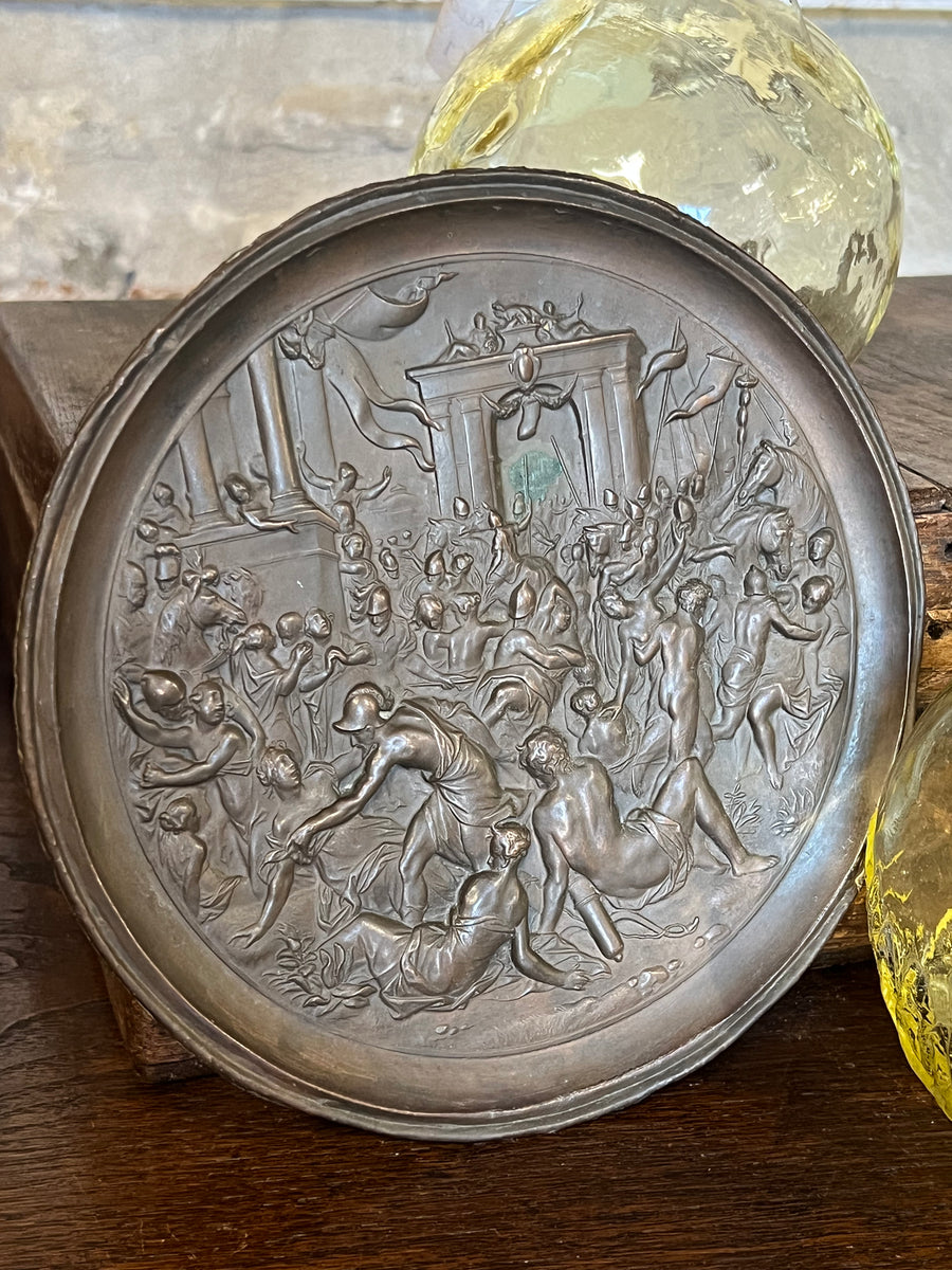 Medaglione in bronzo con scena mitologica a rilievo in stile classico