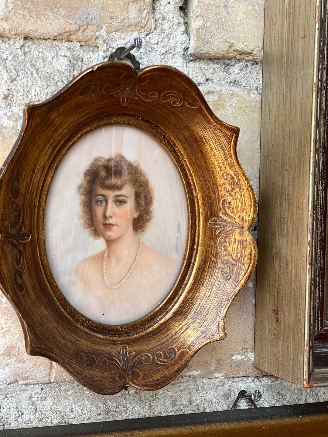 Miniatura ovale con cornice dorata e ritratto dipinto a mano di giovane donna