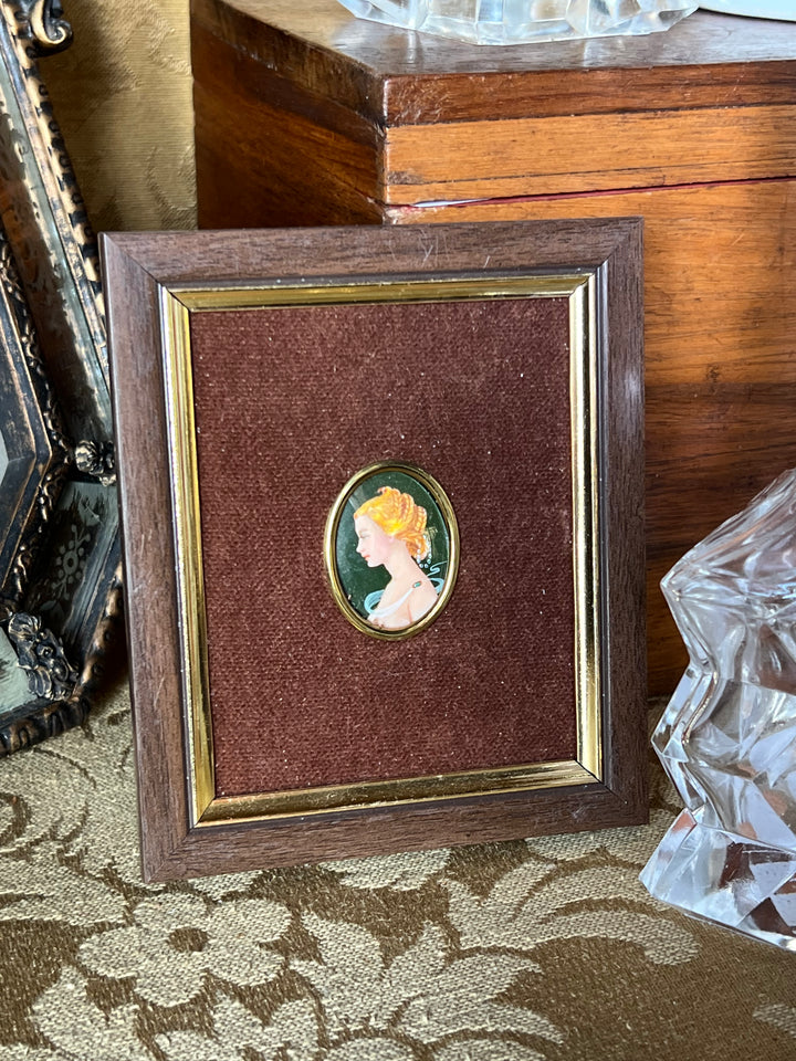 Deliziosa Miniatura dipinta con ritratto di una donna realizzata da una miniaturista italiana, Ivana Joli Fedeli. Questo dipinto cattura l'essenza della grazia femminile attraverso la sua delicata rappresentazione, incorniciata in un elegante quadro in legno con dettagli dorati. L'opera è un tributo all'arte del ritratto in miniatura e si distingue come un pezzo da collezione di valore.&nbsp;

Misure 10x12 cm