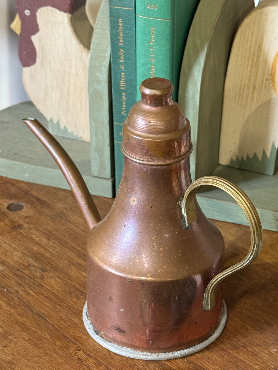Oliera vintage in rame con beccuccio lungo e manico in ottone