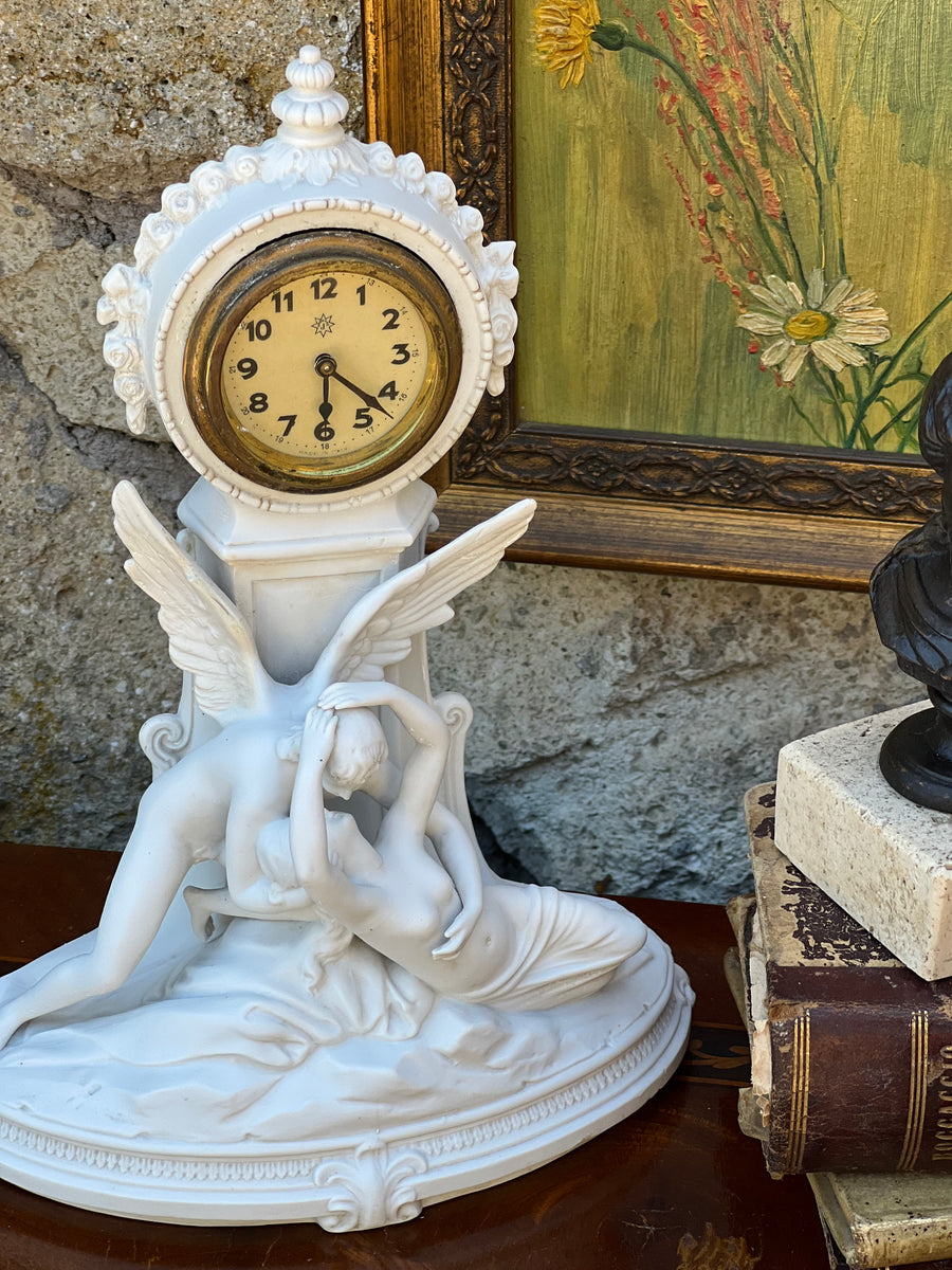 Orologio in biscuit Junghans con scultura Amore e Psiche in stile neoclassico