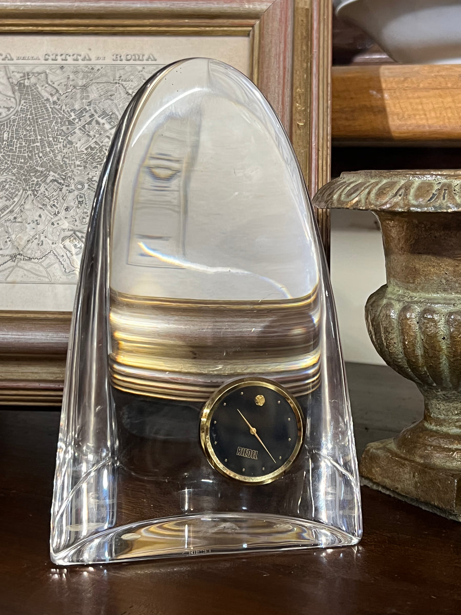 Orologio da Tavolo in cristallo del marchio Riedel, un'elemento decorativo elegante e minimalista perfetto per un ufficio o un salotto di stile.

L'oggetto viene venduto come elemento decorativo.

Misure 11x18,5x4 cm&nbsp;
