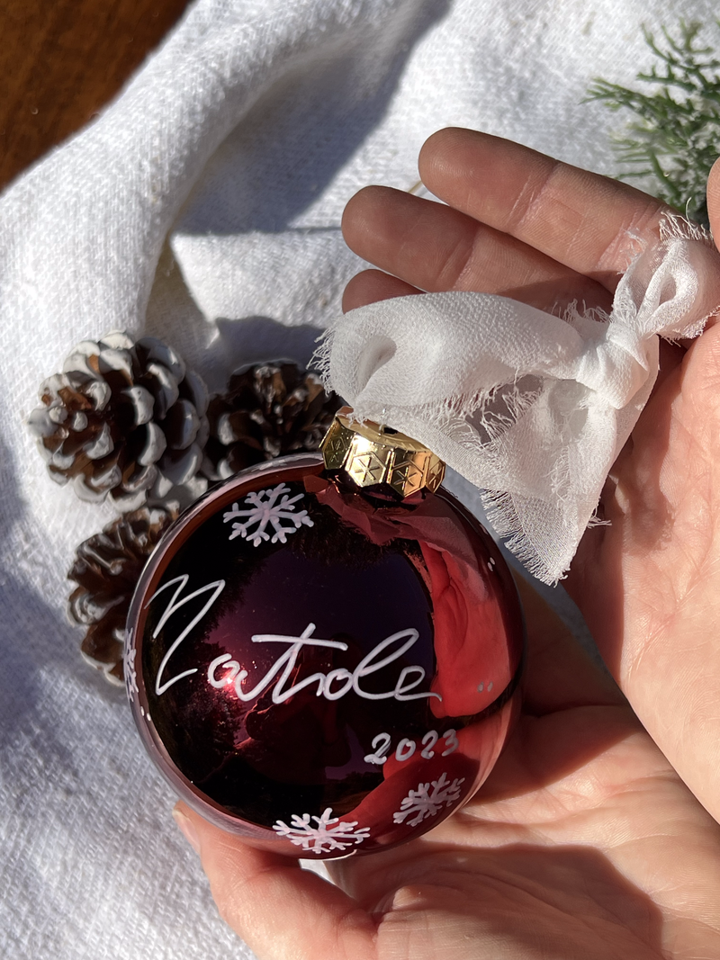 Pallina natalizia personalizzabile in vetro dipinta a mano