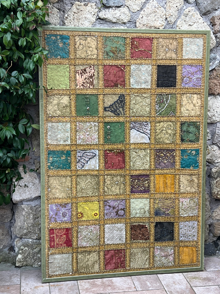 Pannello patchwork decorativo con tessuti indiani ricamati a mano e cornice verde salvia