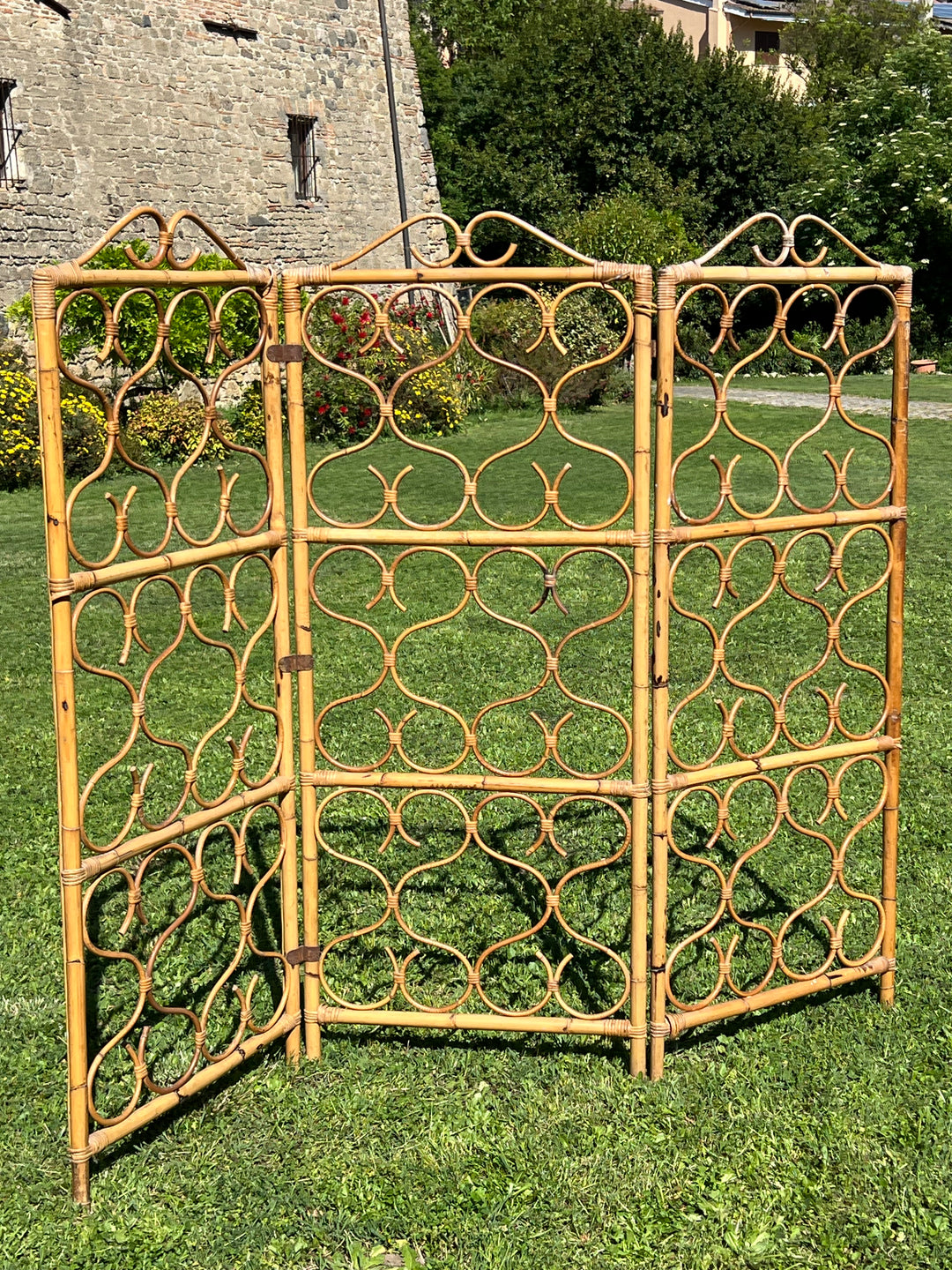 Un'oggetto che arriva direttamente dagli anni'70, un bellissimo Paravento italiano interamente in bambù con tre ante.  Ideale per separare due ambienti o per arredare una parete all'interno della vostra casa.  Misure 200x164h cm&nbsp;