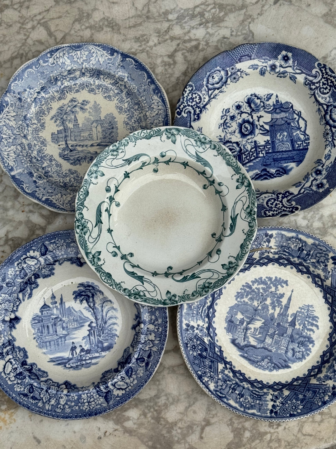 Piatti vintage in ceramica transferware blu con decori paesaggio e architetture