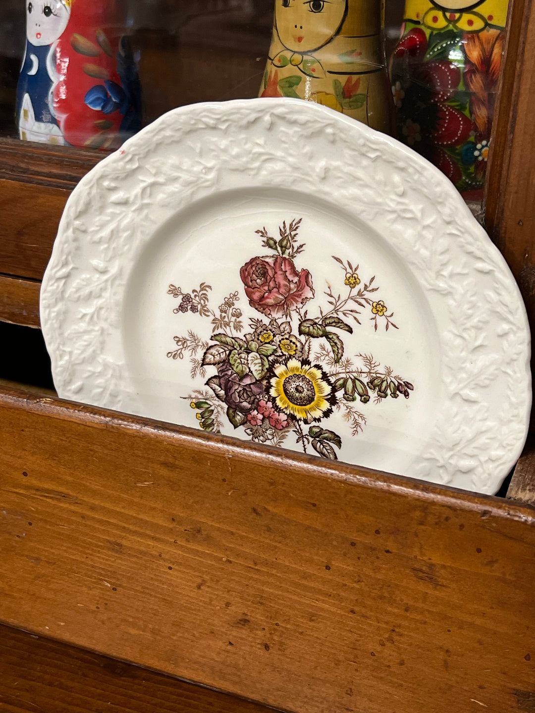 Piattino in ceramica Mason's con motivo "Friarwood" con decoro floreale nella parte centrale contornato da un decoro a filigrana sul bordo.

Diametro 20,5 cm&nbsp;