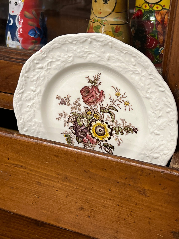 Piattino in ceramica Mason's con motivo "Friarwood" con decoro floreale nella parte centrale contornato da un decoro a filigrana sul bordo.

Diametro 20,5 cm&nbsp;