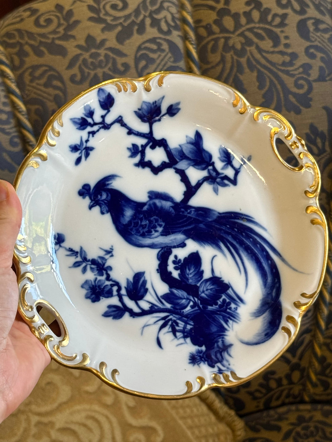 Piattino vintage in porcellana Limoges bianca con uccello blu cobalto, motivi floreali e bordo dorato