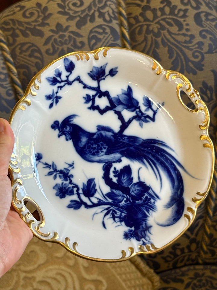 Piattino vintage in porcellana Limoges bianca con uccello blu cobalto, motivi floreali e bordo dorato
