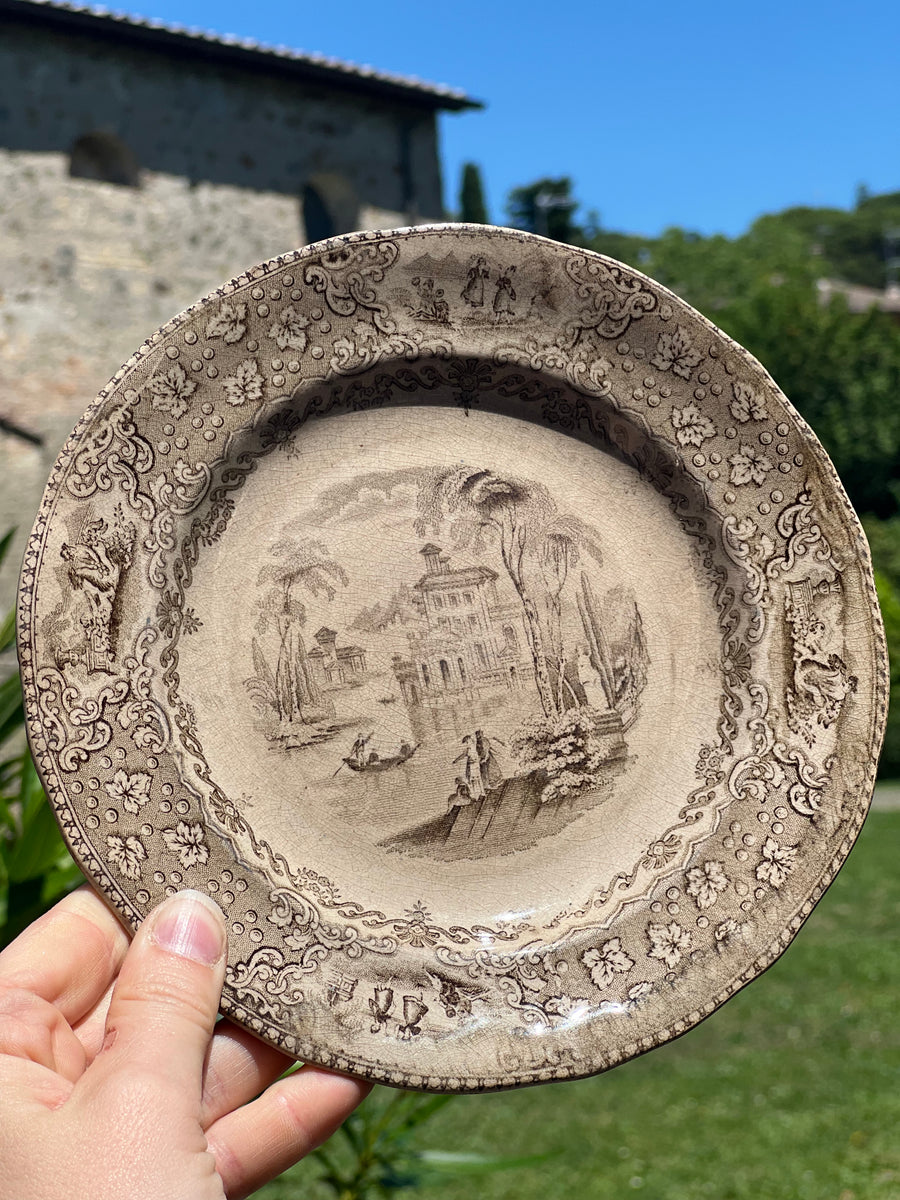 Piatto antico in ceramica J. & M.P. Bell & Co con decoro Italian Lakes in transferware bruno, XIX secolo