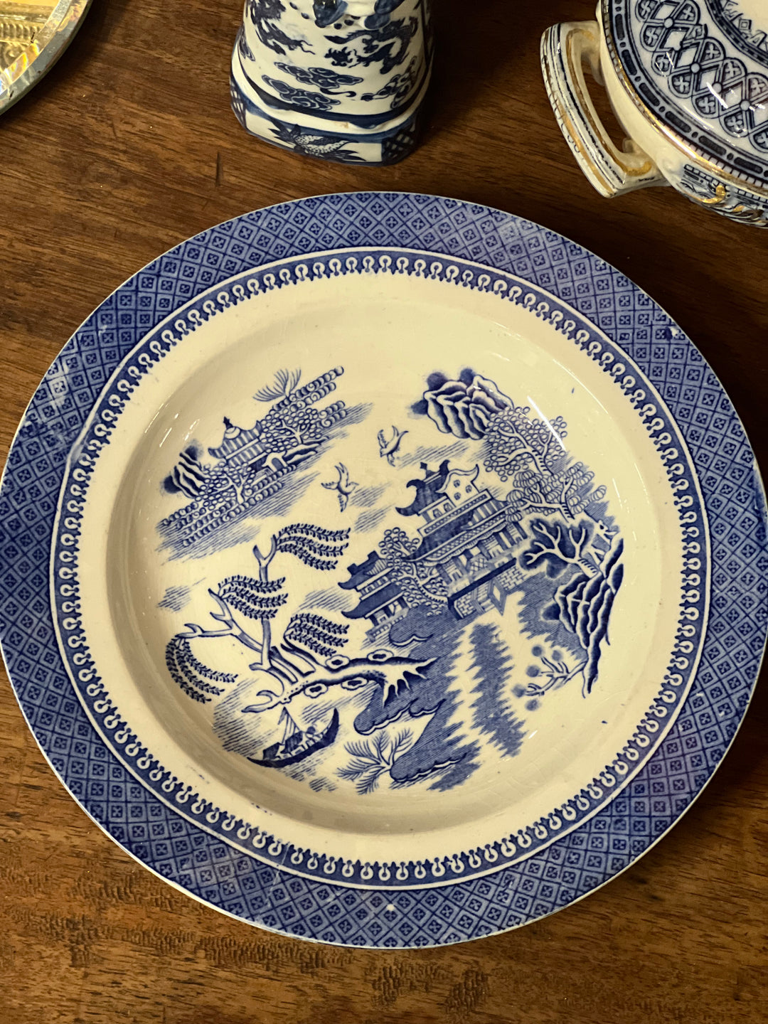 Piatto inglese in ceramica Cauldon con decoro Willow Pattern in blu cobalto su fondo avorio