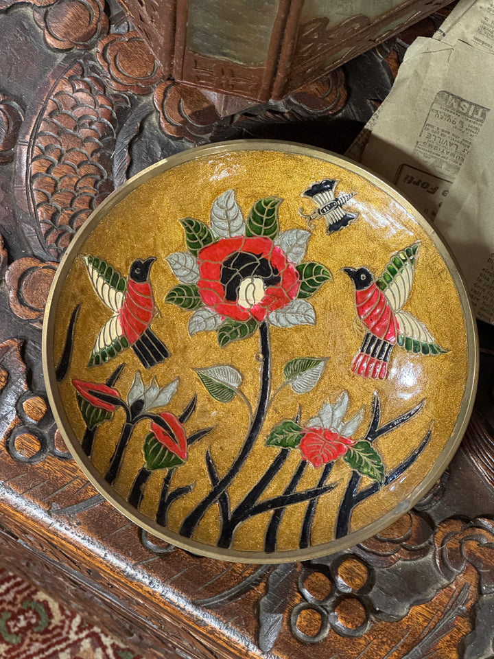 Piatto cloisonné decorativo con fiori e uccelli su fondo dorato