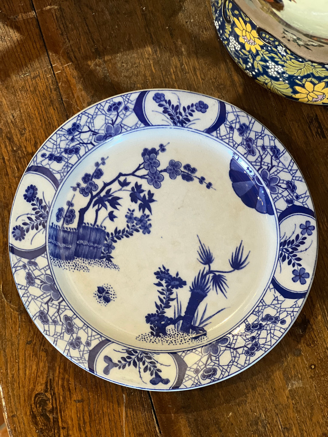 Piatto antico Creil Montereau in terraglia bianca con decoro orientale blu, XIX secolo