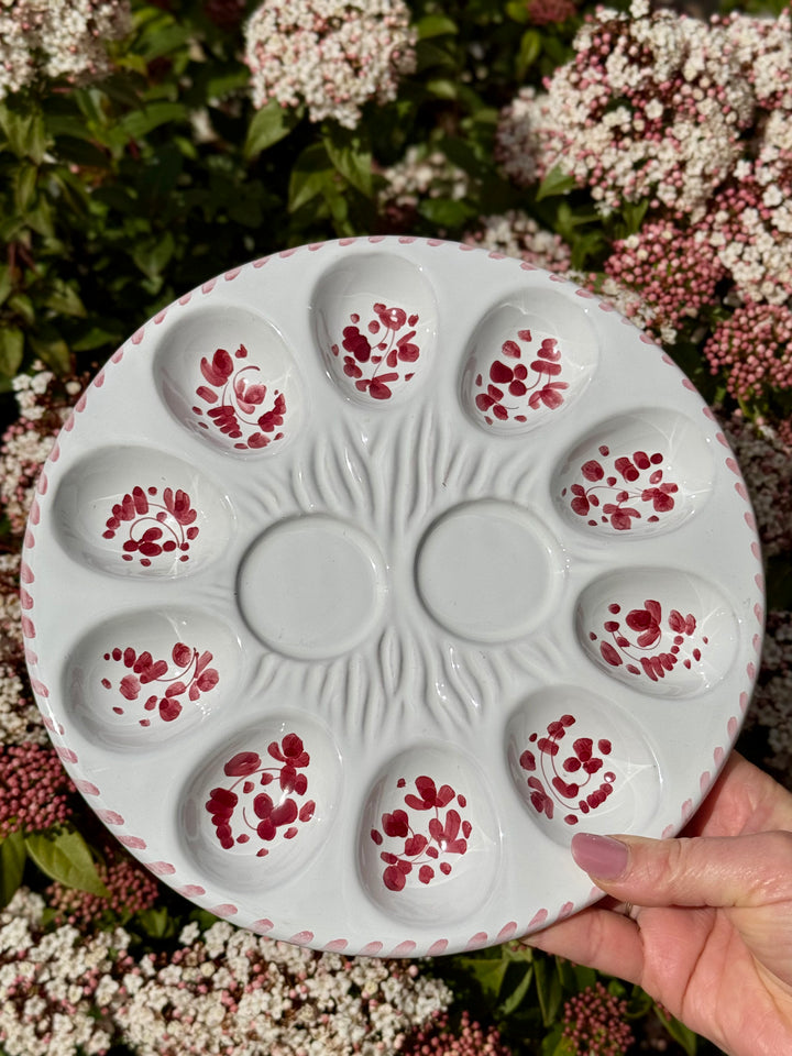 Piatto porta uova in ceramica di Deruta dipinto a mano con decorazioni floreali rosse