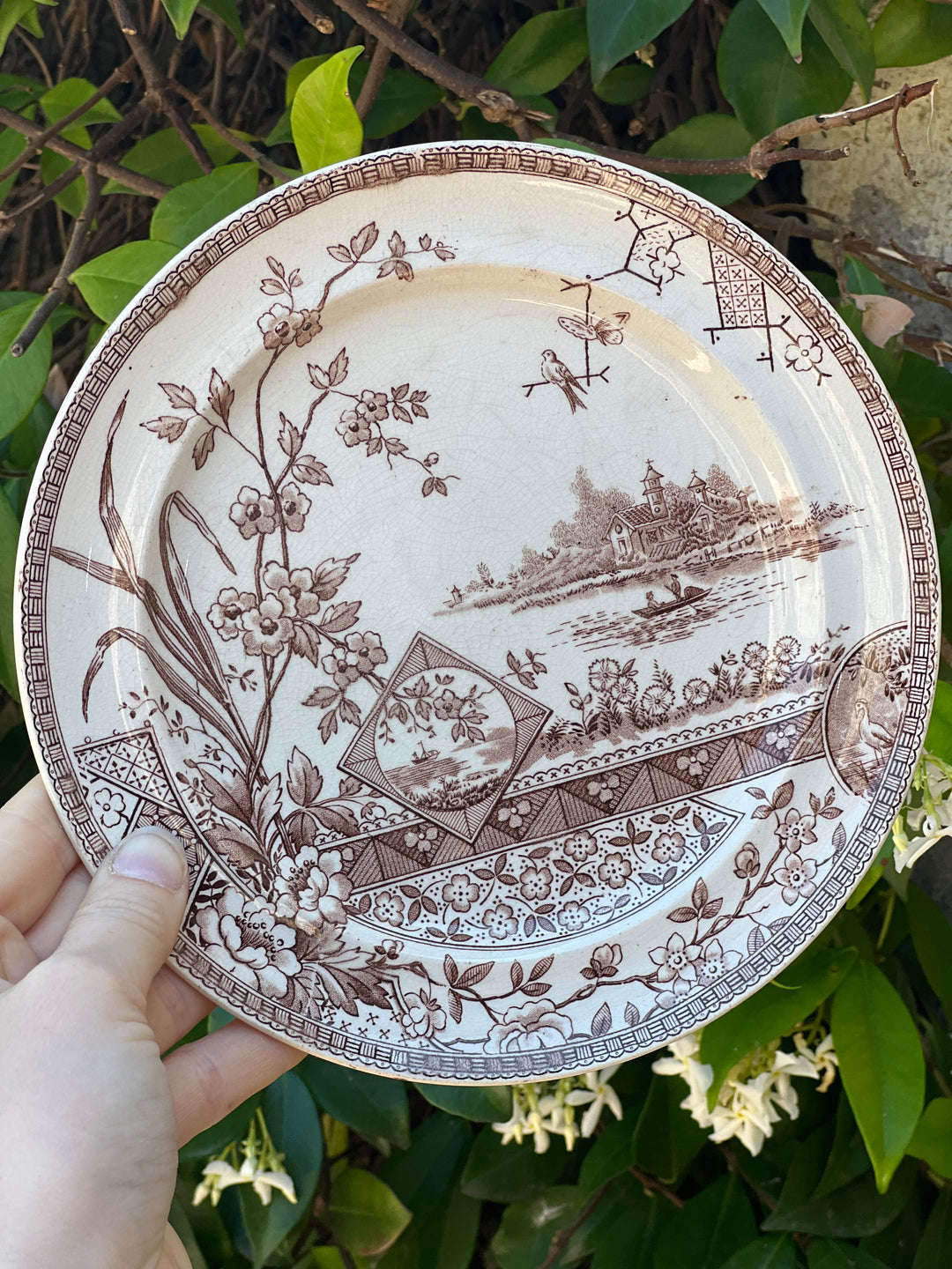 Piatto inglese Edge Malkin & Co con decoro Mysore in transferware seppia, fine XIX secolo