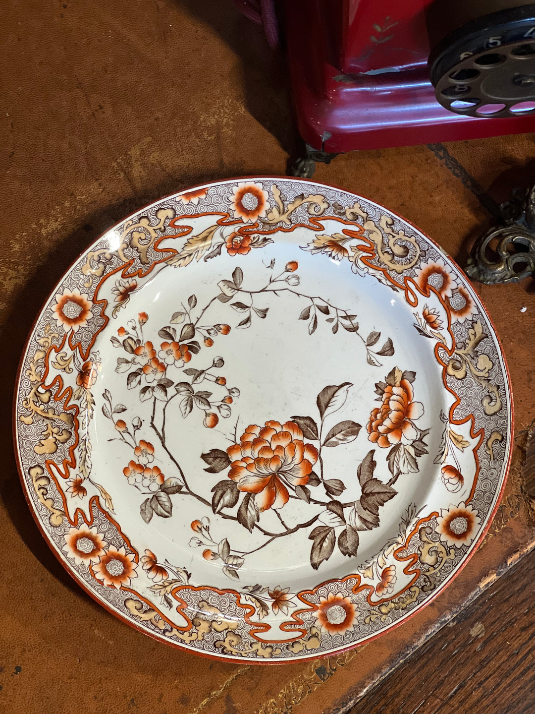 Piatto Antico George Jones & Sons – Decoro “Kio” in Rosso e Oro, Fine ‘800