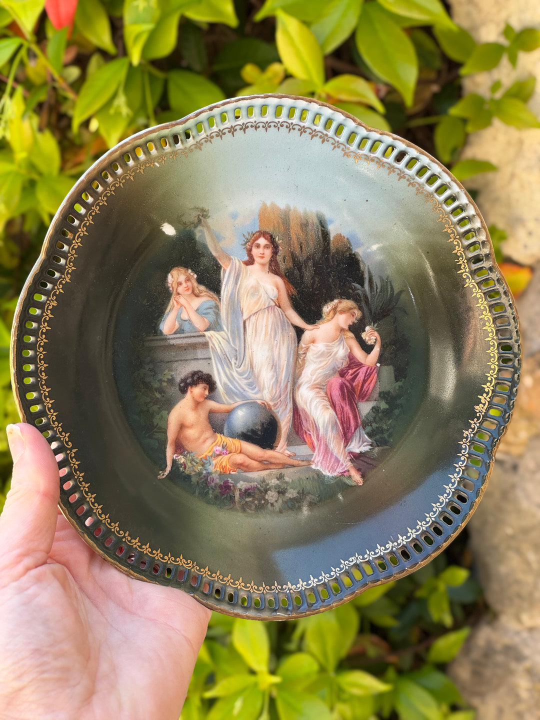 Piatti in porcellana decorativa con scena romantica vintage