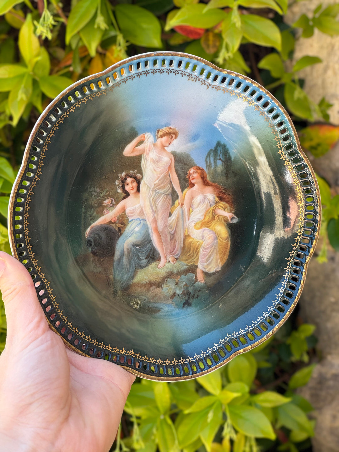 Piatti in porcellana decorativa con scena romantica vintage