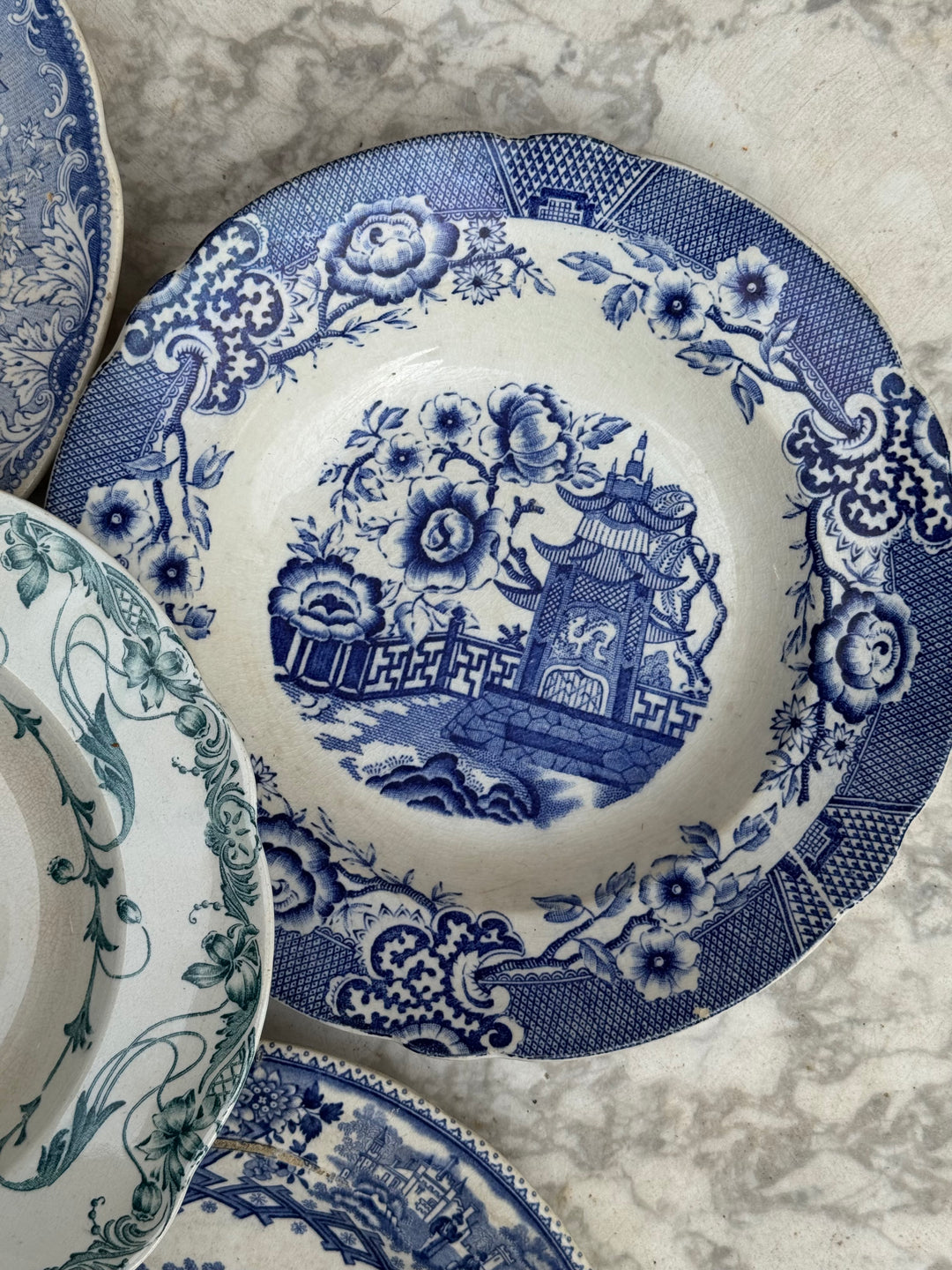 Piatti in ceramica transferware vintage con decori