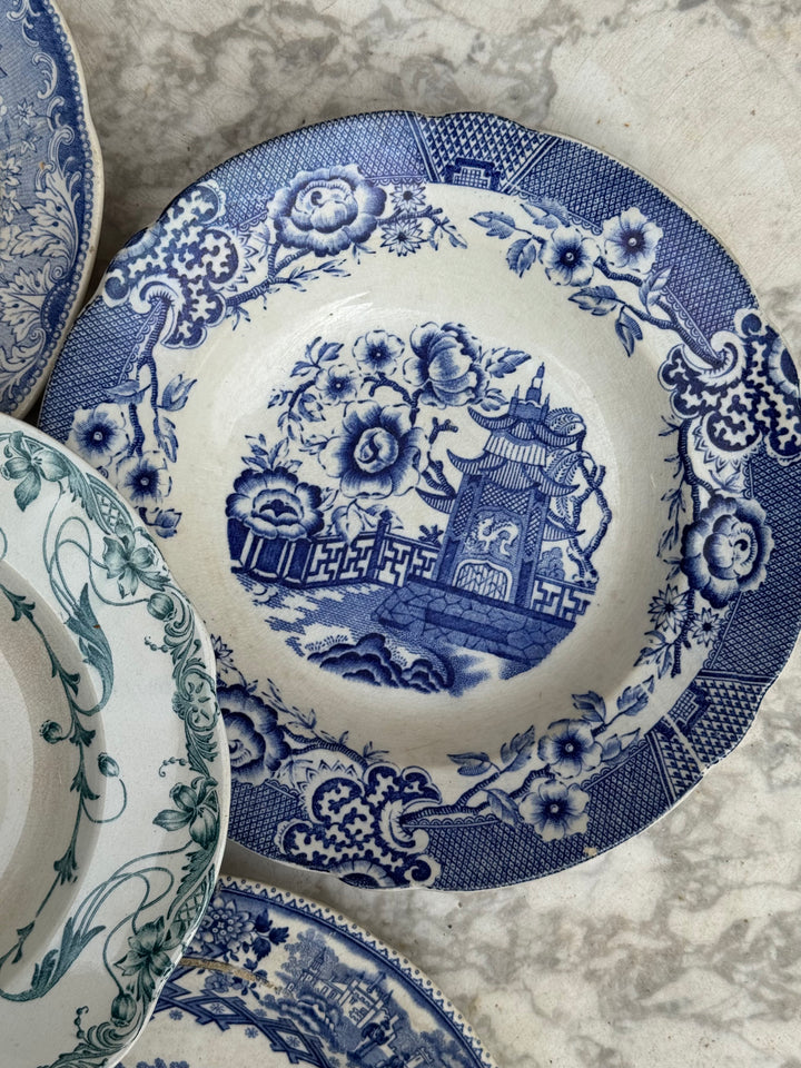 Piatti in ceramica transferware vintage con decori